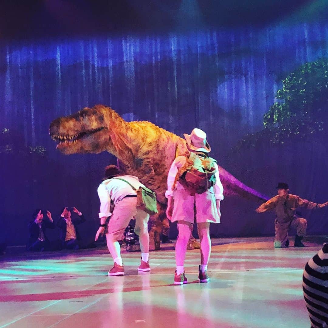 吉川友さんのインスタグラム写真 - (吉川友Instagram)「愛しの @sengoku_minami が出演しているDINOSAFARIゲネプロ観てきました〜!! 恐竜めちゃくちゃ近くて大迫力! 叫びすぎてアドレナリンドバドバよ!明日から始まるみたいなので、みんな絶対に行くべし🦕 #shibuya #hikarie #dinosafari #ディノサファリ #恐竜 #恐竜ライブ #大迫力 #恐竜出没注意 #子供 #大人 #楽しめる #作品です #ゴールデンウィーク #観に行こう #相方 #仙石みなみ #頑張ってました #with #新井愛瞳 #アプガ」4月25日 16時40分 - kikkawayou_official