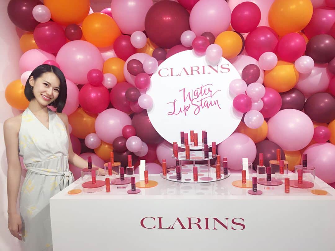 七尾エレナのインスタグラム：「CLARINS💄✨ ✳︎ #ウォーターリップステイン と #コンフォートリップオイル の発表会✨ クラランスのフレンチポップな世界観が大好き♡ ✳︎ ウォーターリップステインの着け心地の良さと 色落ちのしなさには驚いたので これから毎日活躍してくれそう💪🏻 ✳︎ #クラランス #CLARINS #新商品発表会 #コスメ #リップ #リップオイル #コンフォートリップオイル #ウォーターリップステイン」