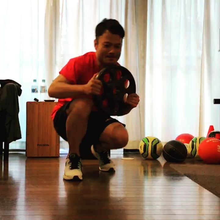 横山裕之のインスタグラム：「ジム。  色々やった後にこれをやらされる。  地味やけどかなり辛い。  限界に来たら人は笑うのだ。  #Body Gold #myonさん #追い込みのテクニシャン #やっと身体年齢が36歳に #体脂肪も15%台に #まだまだやるやん」