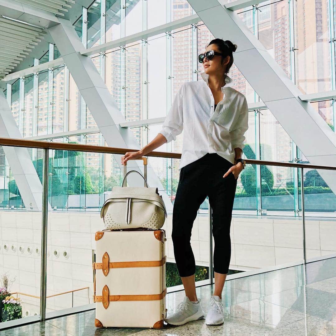 福田萌子さんのインスタグラム写真 - (福田萌子Instagram)「Travel outfit✈️ 飛行機に乗るときはいつも全身ウェアで楽ちんファッション。 シャツも#adidas だからくしゃくしゃにしてもシワが入らなくてとっても優秀！ Shirts, bottoms：#adidaswomen  Shoes：adidas #ultraboost  Bag：#tods Suitcase：#globetrotter  Sunglasses：#balenciaga  Accessory：#hermes ・ #ootd #fashion #traveloutfit #adidastokyo」4月25日 19時13分 - moekofukuda