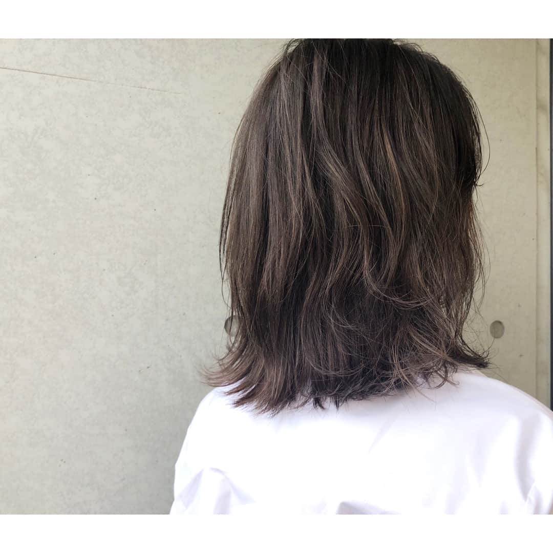 マギーさんのインスタグラム写真 - (マギーInstagram)「NEWヘアー by @cyorobinthkey 💖 数年ぶりに細かいハイライトを全体的にいれたよ！ 昨日の撮影の時に“立体感が欲しい”って思ったから。色が抜けてくるのも楽しみだぁ♡ #髪伸びて来た感じどう？」4月25日 19時16分 - maggymoon