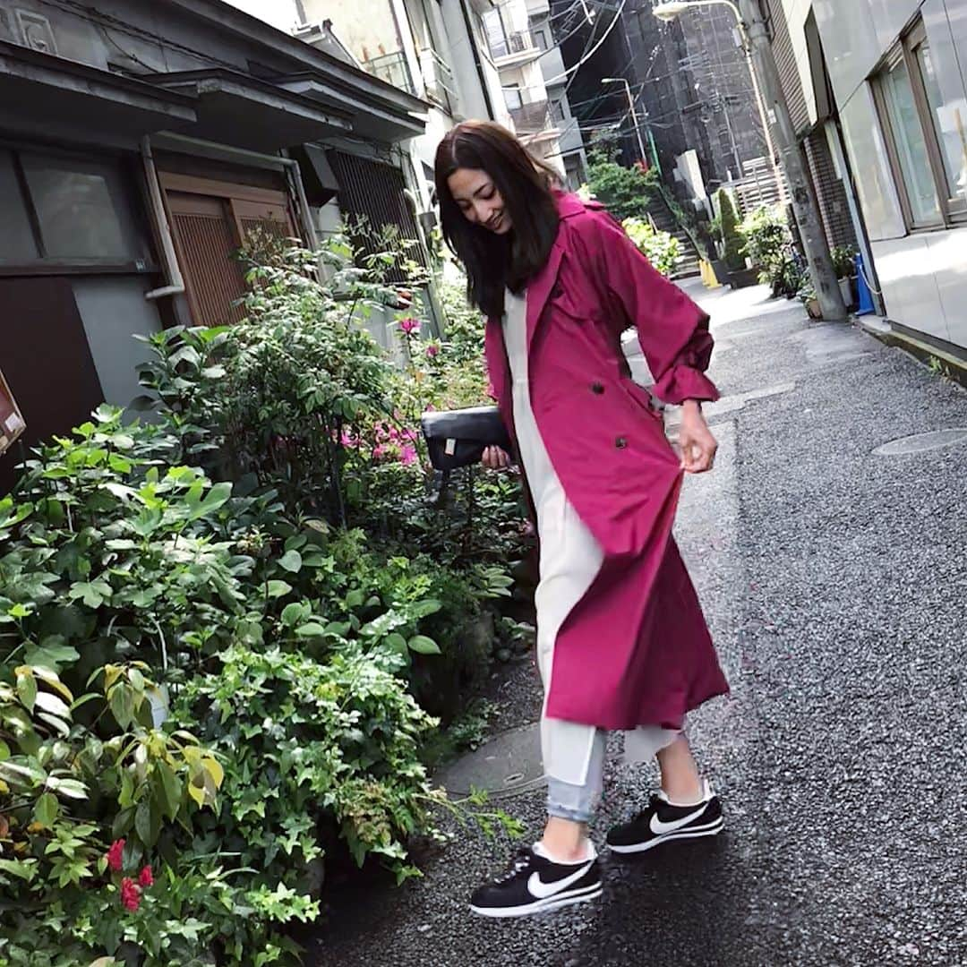 雨宮みずきさんのインスタグラム写真 - (雨宮みずきInstagram)「． お昼過ぎから晴れたから お散歩しながら近所のカフェに ランチしに行ったよ💗 ． まだ少し肌寒かったから @basement_online の🧥 トレンチコートを羽織ったよ😌 袖口が絞れるから華奢に着れるのが お気に入り☺️💗 ． coat▷#basement#ベースメント tops▷#settimissimo#セッティミッシモ denim▷#lagunamoon#ラグナムーン lace one-piece▷#moussy#マウジー sneaker▷#nike#ナイキ bag▷#zara#ザラ .  #ootd#私服#春コーデ#コーディネート #fashion#cordinate #トレンチコート#ピンクコーデ #レースワンピ#デニムコーデ #ザラバッグ#お散歩コーデ #ナイキコーデ#ナイキ女子#コルテッツ」4月25日 19時34分 - ammymzk0926