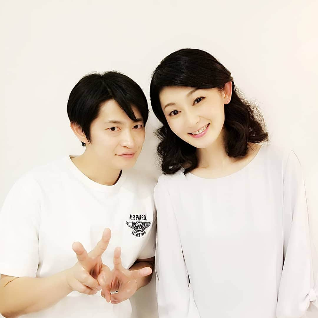 風花舞さんのインスタグラム写真 - (風花舞Instagram)「下野紘さん。チャイコフスキー先輩(笑)。 穏やかで明るくて前向きで一生懸命で優しい人。 膨大な台詞量と細かい動きをタイトなスケジュールのなかで覚えて、初舞台ということもあって心身ともにとても大変だったと思うのに、弱音もはかず愚痴も言わずいつも楽しそうに笑っていてくれて、ご自分が一番大変なのに周りの人の事を気遣ってくれて、人として見習うところばかりでした。下野さんが笑ってくれているだけでホッとしました。 「若造」が下野さんで「聖」が猪狩さんで、その中で「女将」をさせていただけて本当に幸せでした。  QUICK DRAWという作品、「女将・永遠」という役は、私の舞台人生において忘れられない大切な財産になりました。  またどこかでお会いできますように‥。 本当にありがとうございました。  おしまい♪  #QUICKDRAW#bpmQD#日本青年館ホール#下野紘さん」4月25日 20時03分 - kazahanamai_official