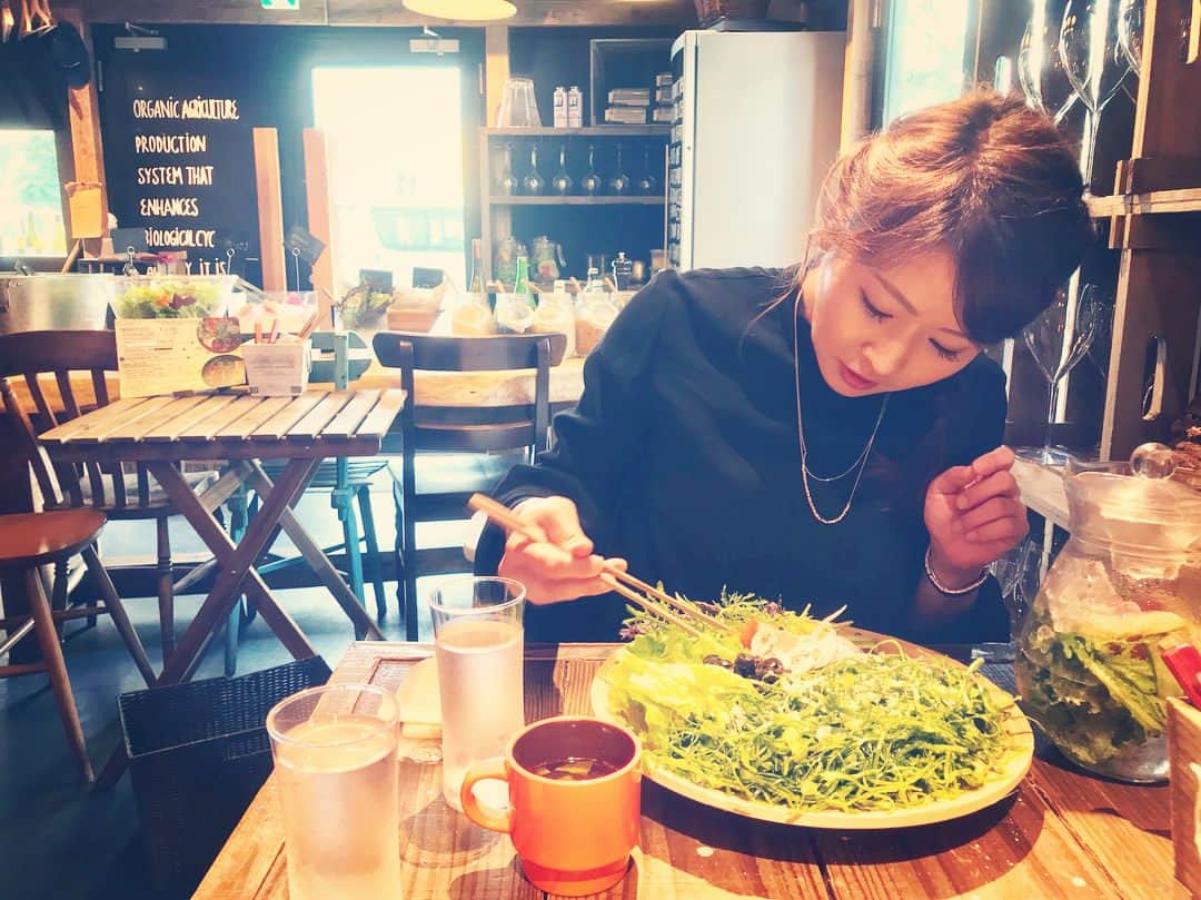 楪望さんのインスタグラム写真 - (楪望Instagram)「最近、草食動物なのかってくらい野菜ばかり食べてるランチタイム🍴🐰 * 健康的かと思いきや、 夜はアルコール摂取動物に変わるんだけど🤪🤩 * #意識高いのか何なのか #野菜が好きなだけ #夜の主食はアルコール #そっとしておいてください」4月25日 21時26分 - nozomi_yuzuriha_official