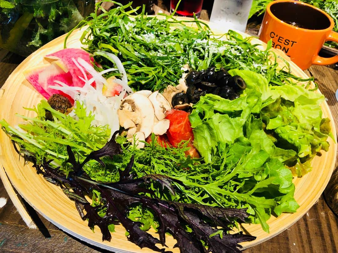 楪望さんのインスタグラム写真 - (楪望Instagram)「最近、草食動物なのかってくらい野菜ばかり食べてるランチタイム🍴🐰 * 健康的かと思いきや、 夜はアルコール摂取動物に変わるんだけど🤪🤩 * #意識高いのか何なのか #野菜が好きなだけ #夜の主食はアルコール #そっとしておいてください」4月25日 21時26分 - nozomi_yuzuriha_official