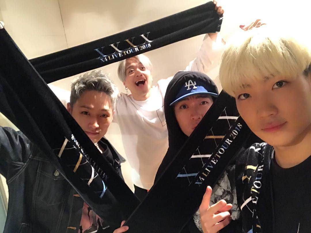 X4さんのインスタグラム写真 - (X4Instagram)「JUKIYA X4 LIVE TOUR 2018 -XXXX-のグッズ タオルはこんな感じです！！ LIVEで一緒にタオル回して盛り上がりましょう！🔥 是非ゲットして下さい！！✌️ 他にも色々グッズあるのでそちらもチェックしてね！！」4月25日 21時32分 - x4xvision