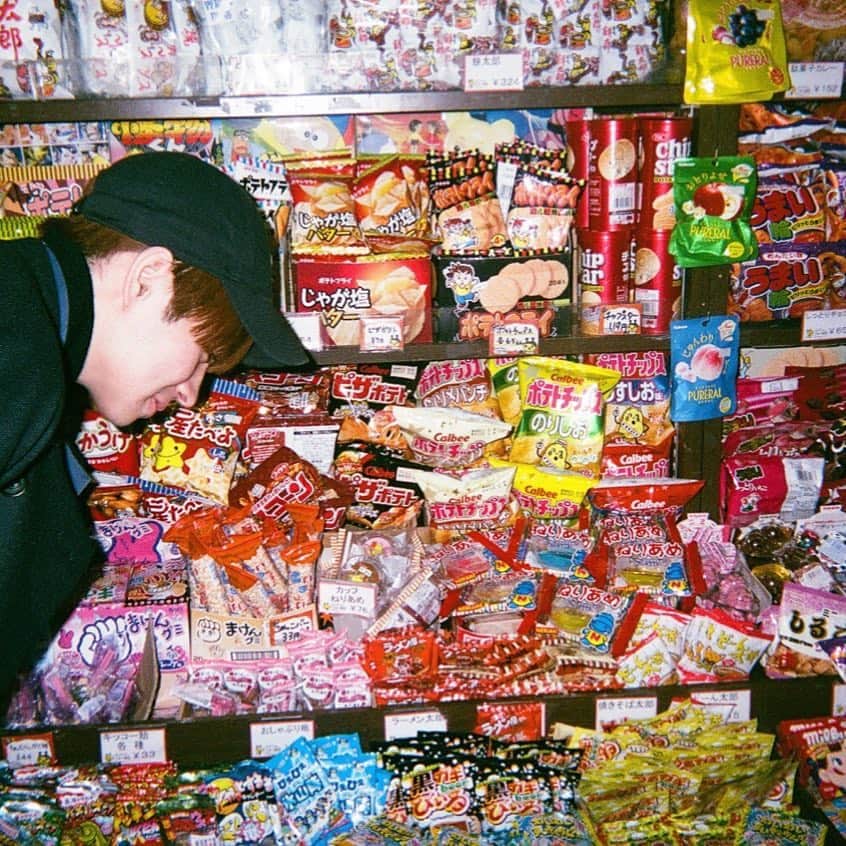 西銘駿さんのインスタグラム写真 - (西銘駿Instagram)「駄菓子の海に溺れたい🏖  そんぐらい駄菓子大好き #駄菓子マスター」4月25日 21時58分 - nishime_shun_official