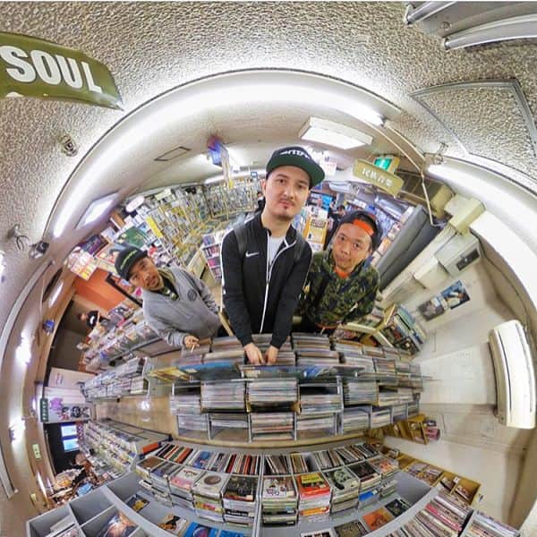 のインスタグラム：「おはようございます〜 昨日はCookin Soulと高円寺で ビートショッピング❣️ 僕が選んだ和モノのレコードを彼が組み立てていくプロジェクトが始まりマスター🔥🔥 完成が凄く楽しみデフ‼️ お付き合い頂いたCKと❽リョウちゃんにも感謝感謝‼️ 楽しい時間をありがとうござい マスター‼️ @cookinsoul  @ck_rugged  @eightgraphics」