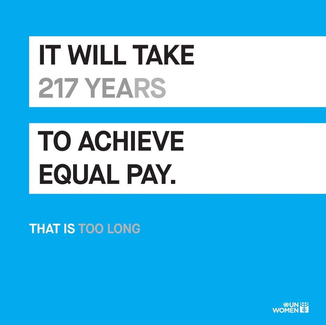 アン・ハサウェイさんのインスタグラム写真 - (アン・ハサウェイInstagram)「Equal pay for equal work — It should be that simple. LIKE IF YOU AGREE #EqualPayDay #GenderEquality」4月11日 8時47分 - annehathaway