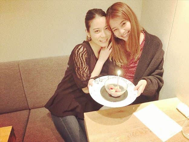 岸本セシルさんのインスタグラム写真 - (岸本セシルInstagram)「久しぶりに愛里に会えたよ😆  誕生日と結婚のお祝いをしてもらいました🙈♡ お互い「なんかルーが人妻って変な感じ」って話して😂  美味しい食事に、素敵なプレゼントまで、本当に嬉しかったー☺️久しぶりにゆっくり話せて🤝 これからもよろしくあいりーん♡  #ありがとう #松山愛里 #お揃いキャップ #これ被って旅行行きたいね #アロマキャンドル #大好きな香り #ミモザ #わかってるわぁ」4月11日 11時05分 - cecil_lu
