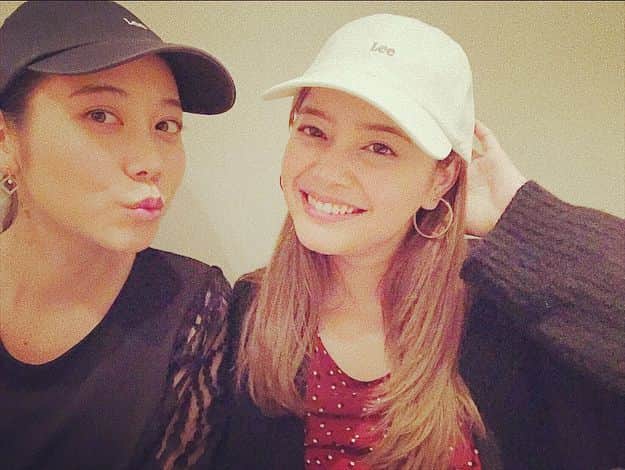 岸本セシルのインスタグラム：「久しぶりに愛里に会えたよ😆  誕生日と結婚のお祝いをしてもらいました🙈♡ お互い「なんかルーが人妻って変な感じ」って話して😂  美味しい食事に、素敵なプレゼントまで、本当に嬉しかったー☺️久しぶりにゆっくり話せて🤝 これからもよろしくあいりーん♡  #ありがとう #松山愛里 #お揃いキャップ #これ被って旅行行きたいね #アロマキャンドル #大好きな香り #ミモザ #わかってるわぁ」