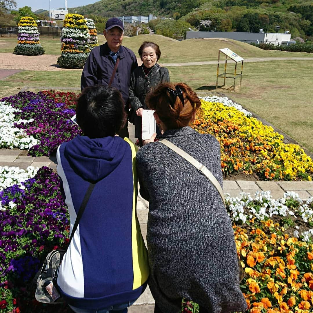 末永遥さんのインスタグラム写真 - (末永遥Instagram)「姉夫婦に便乗させて貰って… 祖父母と旅行...♪*ﾟ in那須塩原.+*:ﾟ+｡.☆ 楽しかったぁ～(*๓´╰╯`๓)♡ おじぃは、ひたすらポンさんを 抱っこしてくれてた（笑）ありがとう💕 ポンさんも初めての旅行...♪*ﾟ みんなにも助けてもらいながら、 無事に何事もなく楽しめました❗ 本当に…楽しい時間はあっという間に過ぎる😱  サービスエリアでは まさかの友達にも遭遇するという😆😂爆  パパ、ウラッコありがとう💞 おじぃ、ママちゃんまた行こうね💐  #旅行#祖父母#姉夫婦#楽しかった #ありがとう#早く#また#行きたい #楽しい時間は#あっという間#那須塩原 #温泉#気持ち良かった#たくさん#食べた #今日から#ダイエット#開始#頑張る#笑」4月11日 13時37分 - haruka_suenaga86