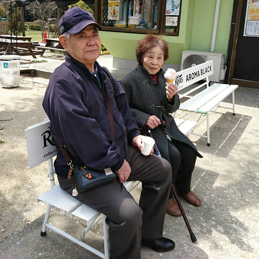 末永遥さんのインスタグラム写真 - (末永遥Instagram)「姉夫婦に便乗させて貰って… 祖父母と旅行...♪*ﾟ in那須塩原.+*:ﾟ+｡.☆ 楽しかったぁ～(*๓´╰╯`๓)♡ おじぃは、ひたすらポンさんを 抱っこしてくれてた（笑）ありがとう💕 ポンさんも初めての旅行...♪*ﾟ みんなにも助けてもらいながら、 無事に何事もなく楽しめました❗ 本当に…楽しい時間はあっという間に過ぎる😱  サービスエリアでは まさかの友達にも遭遇するという😆😂爆  パパ、ウラッコありがとう💞 おじぃ、ママちゃんまた行こうね💐  #旅行#祖父母#姉夫婦#楽しかった #ありがとう#早く#また#行きたい #楽しい時間は#あっという間#那須塩原 #温泉#気持ち良かった#たくさん#食べた #今日から#ダイエット#開始#頑張る#笑」4月11日 13時37分 - haruka_suenaga86