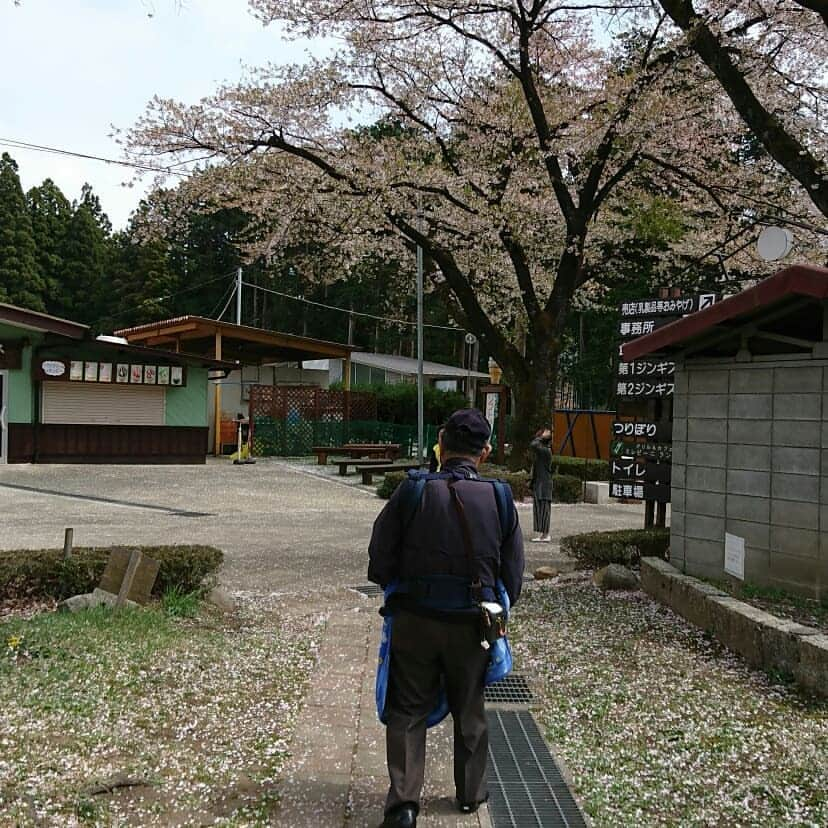 末永遥さんのインスタグラム写真 - (末永遥Instagram)「姉夫婦に便乗させて貰って… 祖父母と旅行...♪*ﾟ in那須塩原.+*:ﾟ+｡.☆ 楽しかったぁ～(*๓´╰╯`๓)♡ おじぃは、ひたすらポンさんを 抱っこしてくれてた（笑）ありがとう💕 ポンさんも初めての旅行...♪*ﾟ みんなにも助けてもらいながら、 無事に何事もなく楽しめました❗ 本当に…楽しい時間はあっという間に過ぎる😱  サービスエリアでは まさかの友達にも遭遇するという😆😂爆  パパ、ウラッコありがとう💞 おじぃ、ママちゃんまた行こうね💐  #旅行#祖父母#姉夫婦#楽しかった #ありがとう#早く#また#行きたい #楽しい時間は#あっという間#那須塩原 #温泉#気持ち良かった#たくさん#食べた #今日から#ダイエット#開始#頑張る#笑」4月11日 13時37分 - haruka_suenaga86