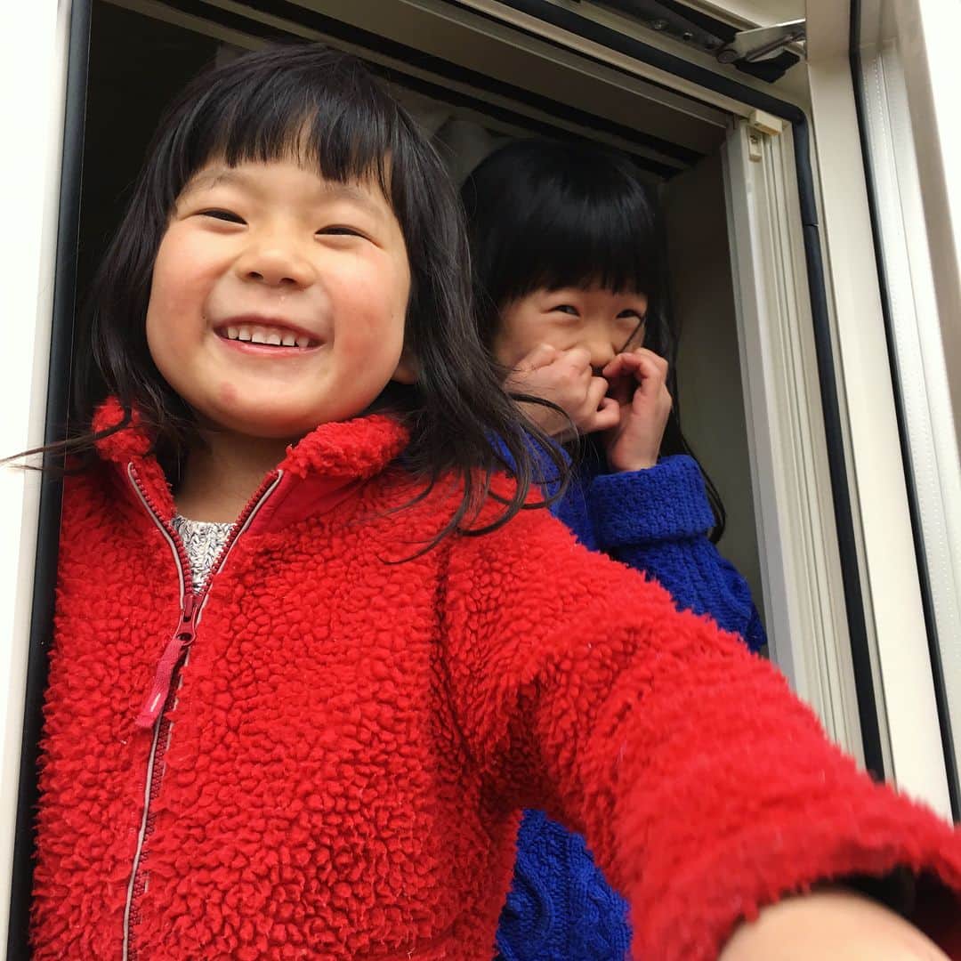 奈良美智さんのインスタグラム写真 - (奈良美智Instagram)「Kids in the north country.  in the morning of new semester begins. and wooden bear lover man. Thank you very much!」4月11日 14時36分 - michinara3