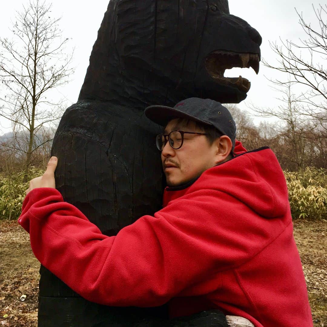 奈良美智さんのインスタグラム写真 - (奈良美智Instagram)「Kids in the north country.  in the morning of new semester begins. and wooden bear lover man. Thank you very much!」4月11日 14時36分 - michinara3