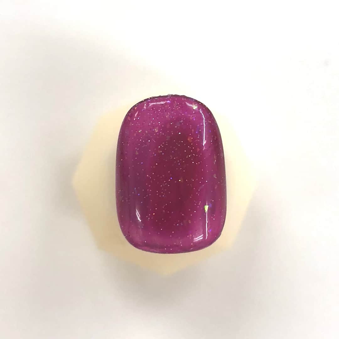 CND日本公式アカウントさんのインスタグラム写真 - (CND日本公式アカウントInstagram)「・ ・ 🌟Shellac Nail🌟 重ね塗りで広がるカラーバリエーション🎨💅🏻 ・ ぷるるんと可愛い、ラメ入りのシアーパープル🍇 が夏直前の今オススメ😍❣️ ・ ・ 1コート目と2コート目に重ねる色を変えることで作り出せる 絶妙なニュアンスカラーをお楽しみください➰(´∇｀) ・ 無駄もなく手軽なのが嬉しいポイント🙌🏻🙌🏻✨ ・ ・ 🔸使用カラー🔸 1コート目　･･･ 419 Ripe Guava 2コート目　･･･ 211 Nordic Lights ・ #cnd #shellac #cndshellac #nails #cndworld #layering #shellaclayering #シェラック #シェラックネイル  #爪を削らない #爪に優しい #オンオフダストレス #時短ネイル #ハイブリッドネイル #シェラック重ね塗り #重ね塗り #ネイル #タカラベルモント」4月11日 14時34分 - cnd_japan