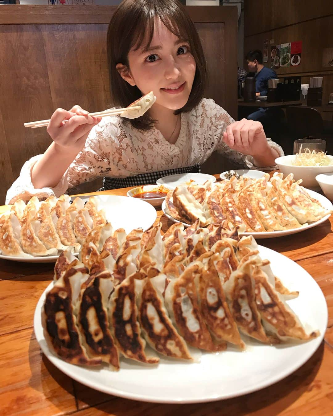 谷亜沙子さんのインスタグラム写真 - (谷亜沙子Instagram)「餃子100個食べてみよう！🥟 チャレンジ！  果たして完食出来るのか？🤤 カロリーは…❓ #インスタ映え するかは分からないけど100個の餃子初めて見ました笑笑  #餃子 #餃子部 #大食い #100 #food #foodstagram」4月12日 0時20分 - asyakodayo