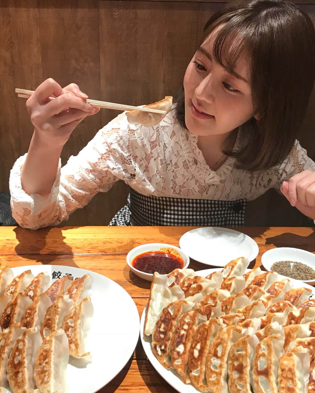 谷亜沙子さんのインスタグラム写真 - (谷亜沙子Instagram)「餃子100個食べてみよう！🥟 チャレンジ！  果たして完食出来るのか？🤤 カロリーは…❓ #インスタ映え するかは分からないけど100個の餃子初めて見ました笑笑  #餃子 #餃子部 #大食い #100 #food #foodstagram」4月12日 0時20分 - asyakodayo