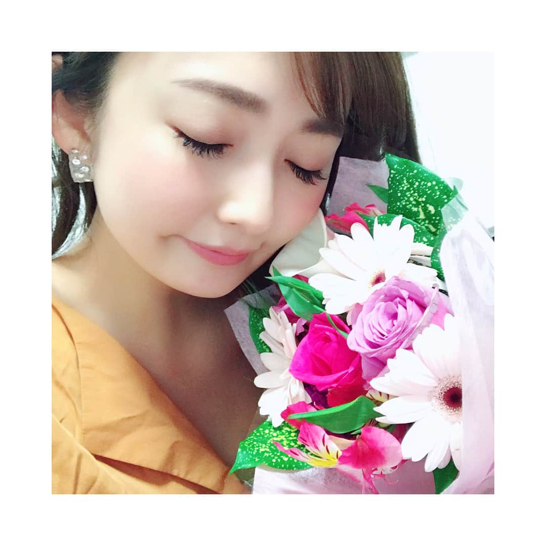 西村笑花さんのインスタグラム写真 - (西村笑花Instagram)「💐 ・ ・ 今日はとっても可愛い花束を頂いたよ☺️💘💘 嬉しいなぁ〜❤︎ ・ キラキラピアスは大好きな @harraca.japan のもの💎 マツエクもお直ししたばかりでふさふさ〜👀💛 @eyenail.gyoenmae #マツエク #eyenail新宿御苑前 #新宿 #お花 #花束 #cute #happygirl #pierce #harraca #instaselfie #selca #selfie #selpic #selstagram」4月12日 1時36分 - emika_nishimura