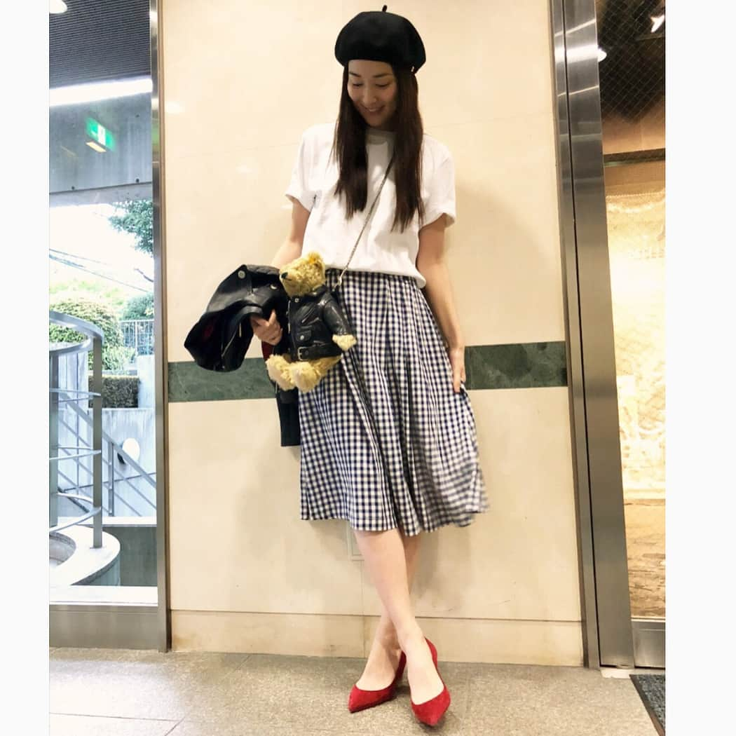 高梨臨さんのインスタグラム写真 - (高梨臨Instagram)「最近の私服(ᵔᴥᵔ) Jacket & bag #beautifulpeople Skirt #uniqloxines T-shirts #mxp Shoes #christianloboutin Beret #milaowen ライダースは、バッグのクマちゃんとお揃い。 ギンガムチェックのスカートは素材が柔らかくて、色もブルーな所がお気に入り☆」4月12日 1時30分 - rintakanashi_official