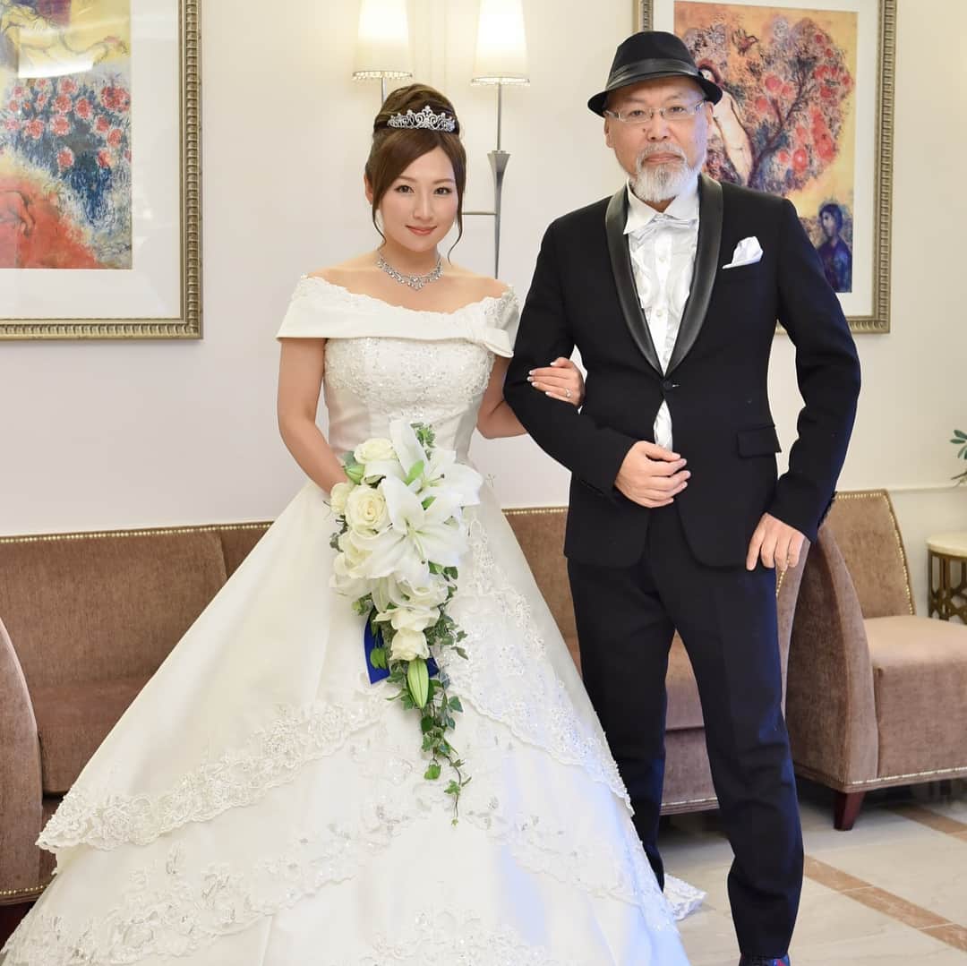 愛川ゆず季さんのインスタグラム写真 愛川ゆず季instagram 結婚式の時の写真ができました 隣は旦那さんではありません ロッシー小川 結婚式 ウエディング ウエディングドレス 色打掛 ヘアー ネイル ブーケ この時 妊娠5ヶ月 今はさらに3キロプラス