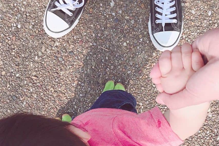 幼児用ファッション地下たびFUM FUM(ファンファン）さんのインスタグラム写真 - (幼児用ファッション地下たびFUM FUM(ファンファン）Instagram)「. 購入者様からのお写真です❤️ . ママの靴が気になる様子👶🏻✨ ママ目線だとちょこんとしてて可愛さ倍増ですね😍 たくさんFUMFUMを履いてすくすく成長してね😊💓 . FUMFUMは世界初！機能性と可愛さを兼ね備えた子ども用の地下足袋です✨詳しくは公式HPまで💁 ↓ @fumfum.tabi tabi-fumfum.jp/ig/  または【FUMFUM】で検索(☞＾Å＾)☞📲💻 . #ゲンナイ製薬 #キッズ #1歳 #2歳#3歳 #プレゼント #踏み育 #コドモノ #親バカ部 #ママリ #キッズコーデ #親ばか #ファンファン #散歩 #ファーストシューズ #ベビフル #ママカメラ #キャンペーン #足袋 #地下足袋 #小物入れ #くま #fumfum #ig_kids #ig_kidsphoto #kidsgram_tokyo #love #family #ig_oyabakabu」4月11日 17時16分 - fumfum.tabi