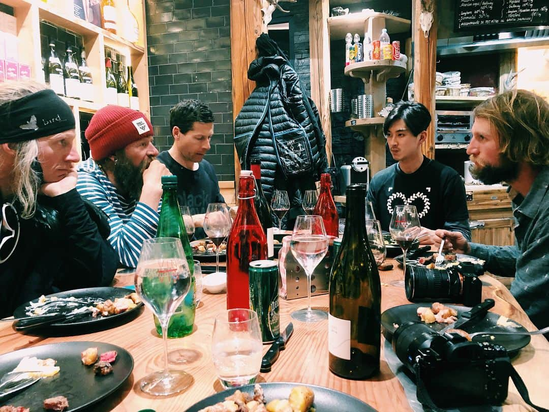 松田翔太さんのインスタグラム写真 - (松田翔太Instagram)「It was such a great dinner with you guys! Merci beaucoup! みんなに会えて最高の夜でした🇫🇷🤘🏻 @blackcrows_skis  @camillejaccoux  @bruno_compagnet  @birdwhere  @jeffwright」4月11日 17時20分 - shota_matsuda