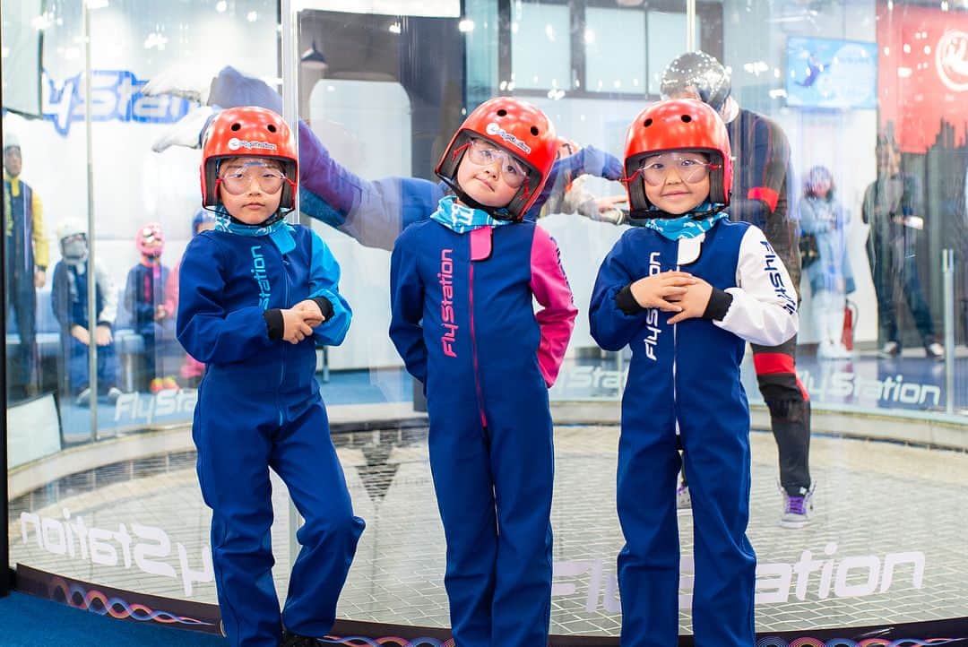 のインスタグラム：「今週末の予定は決まりましたか？😁 ４歳から飛べるインドアスカイダイビング！✨フライステーションでお待ちしてます😊#flystationjp#flystation #日本が初体験のエンタメ #ワークアウト #越谷レイクタウン#スポーツ #アクティブ #インドア #flystationjapan #インドアスカイダイビング #初体験 #skydiver #アクティビティ #自分磨き #スカイダイビング #フライステーション #埼玉 #エンタメ#bodyflight#bodyflying #indoorskydiving#skydiving#freefall #フィットネス #トレーニング #ギフト」