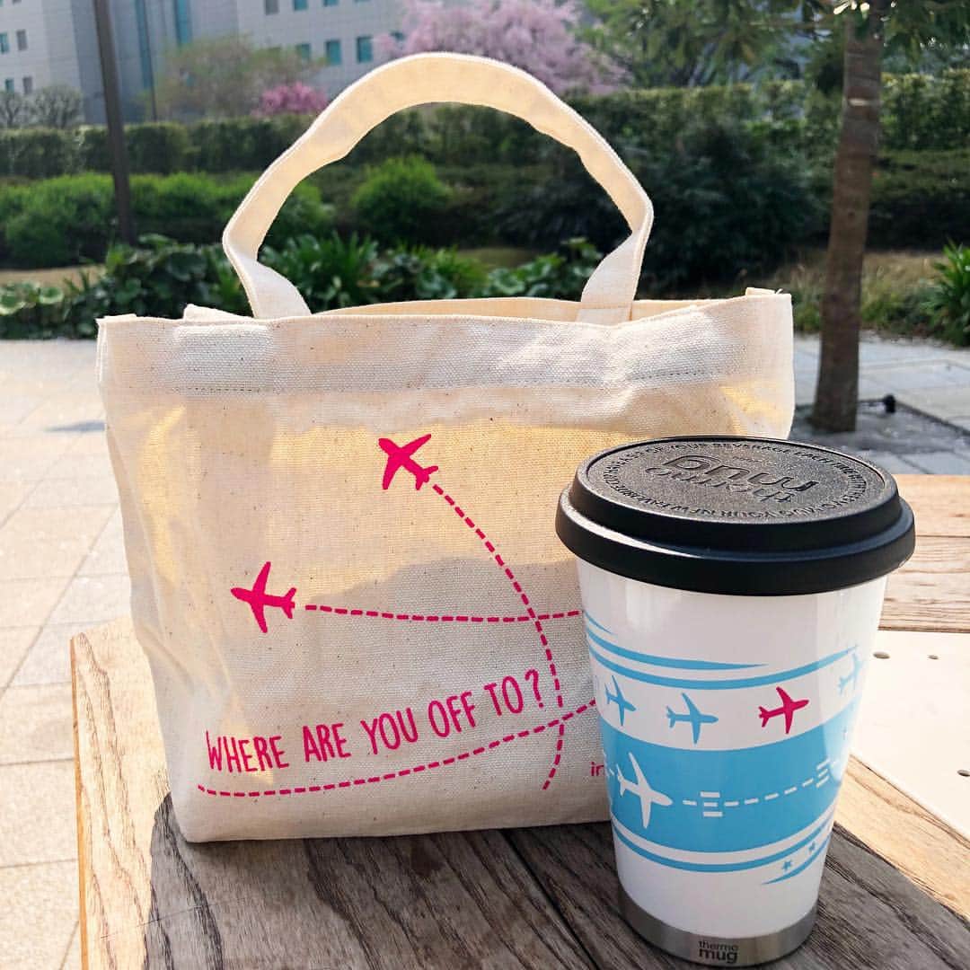 ANAのインスタグラム：「公園でちょっと一息🎵  #昼休み #散歩 #タンブラー #モバイルタンブラー #ランチバッグ #inprivate #plaza #thermomug #ana機内販売 #ANAオリジナル  旅の思い出は「#anaタビキブン」をつけて投稿してね☆インスタやANAの各メディアでご紹介していきます！」