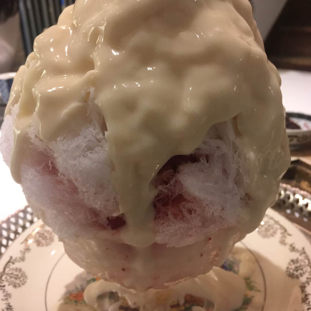 山本愛子さんのインスタグラム写真 - (山本愛子Instagram)「ボールみたいなコレ。 いちご大福かき氷で、中に求肥が入ってます🎶 んーまっ❤ 氷が細かくて、頭がキンキンしない！♡ 完食すると、すごく身体が冷えたけど笑  #京都 #祇園 #カフェ #和菓子 #かき氷 #いちご大福」4月11日 17時52分 - aikoyade1219