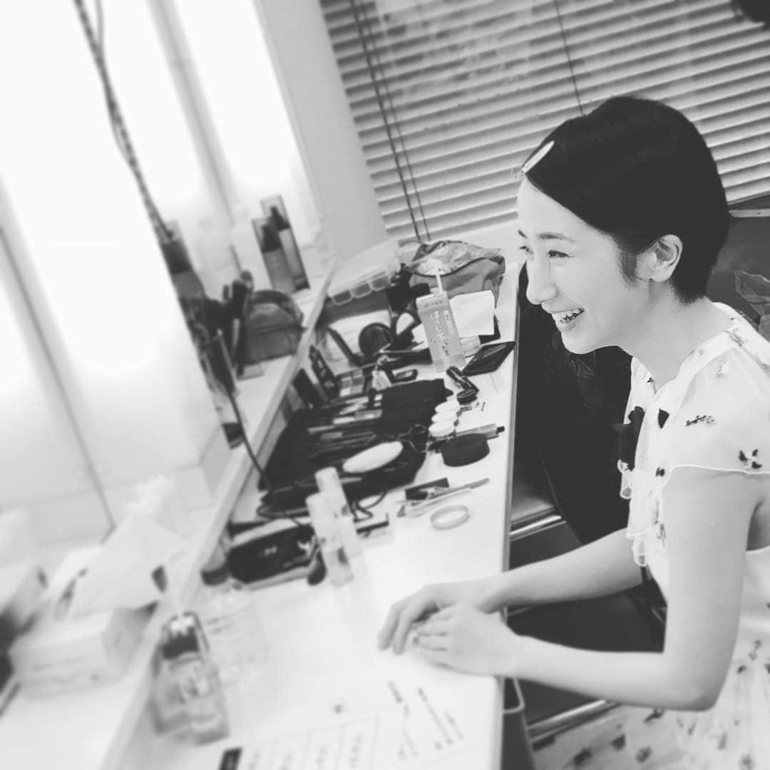 映美くららさんのインスタグラム写真 - (映美くららInstagram)「. いつもと違う雰囲気のメイクです。  4月12日（木）よる7時〜フジテレビ VS嵐 10周年記念 春の2時間スペシャル BABA嵐に出演します。 あの密室、すごい静かで妙に緊張しましたぁ…実は動揺しまくりです。 番組10年なんですね。すごい！」4月11日 20時43分 - emikurara_official