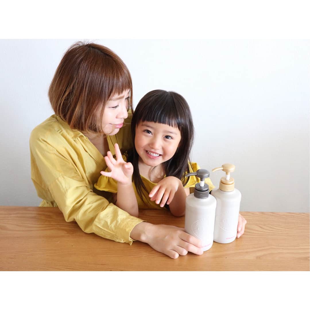 のインスタグラム：「* * お久しぶりの母娘👩👧 黄色リンクしてみた🌼 いつもお願いしてる美容師さんと予定が合わなくて初めてのところに行ってみたらばっさり違った感じになってたまには新鮮💇 長い髪も憧れるけどベリーショートにした友達を見たらもっと短くしたくなる😫✨ 娘は後髪が伸びて毛が細くて絡みやすくて。。 七五三も終わったことだし伸ばすか切るか迷う✂︎🧐 * * 最近は娘と一緒に使えるシャンプーを選ぶことが多かったけど、これはお試しさせていただいたクレージュ🛁 温冷ヘッドスパとクレイで地肌から髪までトータルでケアできて洗い上がりもさっぱりして気持ち良い👩ホワイトサボンの香りもよくて私はもちろん！特に主人がかなーり気に入って使ってます😂♡ #CLAYGE#温冷ヘッドスパ#ダメージ補修#pr#クレイシャンプー#ヘアケア#地肌ケア#しっとり」