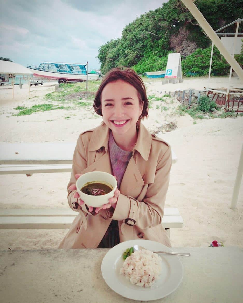 豊田エリーさんのインスタグラム写真 - (豊田エリーInstagram)「🍽 テレビ東京 孤独のグルメ Season7 第3話 『東京都港区南麻布のメキシカン』 に出演いたします。 この番組は、紹介されたお店に行ったことがあるほど好きで、 嬉しいかぎりです🙌🏻 4月20日 深夜0時12分〜 ぜひご覧ください。 ・ 写真は まっっったく関係ないのですが、 私的、孤独のグルメということで！ 沖縄のビーチでいただく絶品カレー 食堂かりか🍛 #孤独のグルメ #テレビ東京 #出演情報」4月11日 21時06分 - ellie_toyota