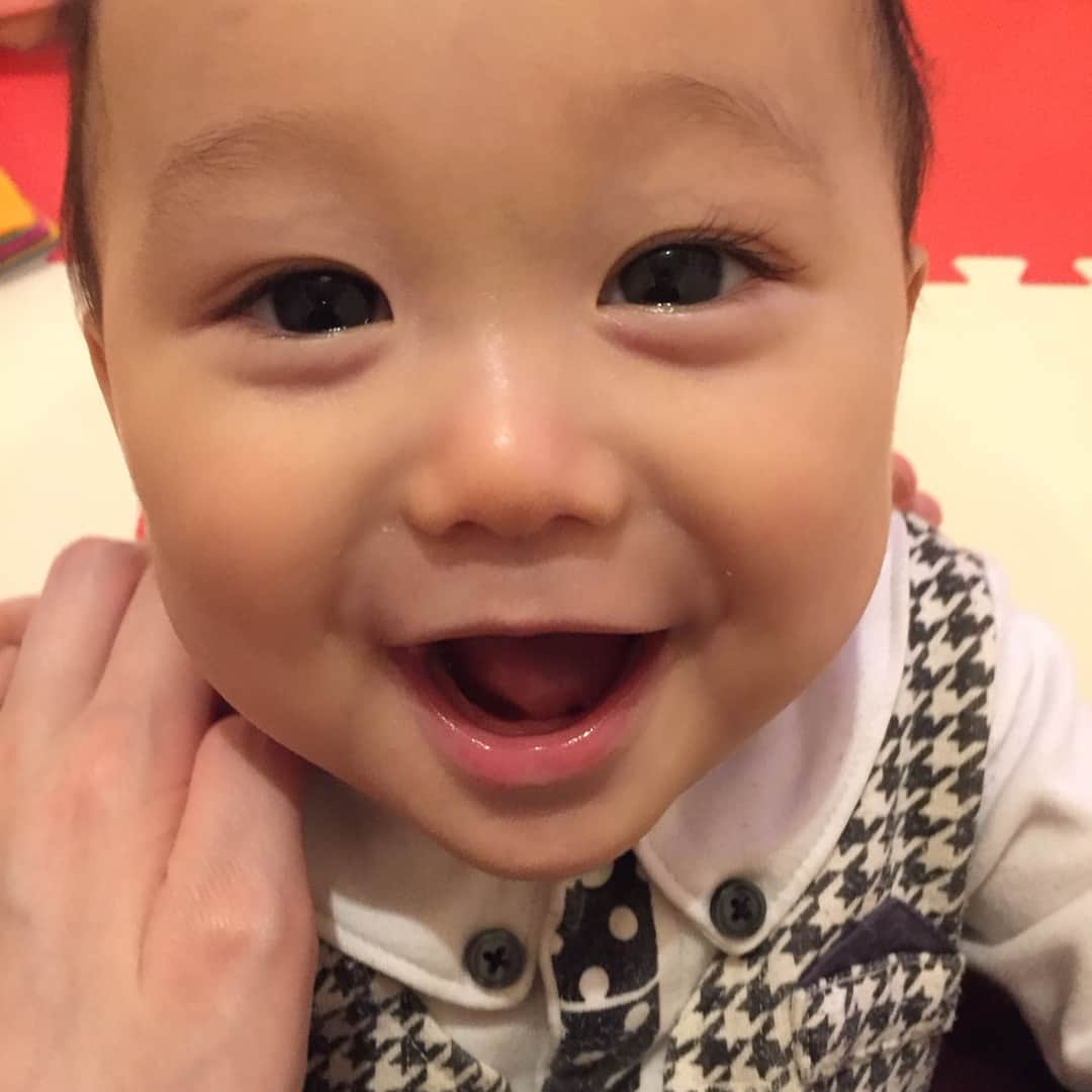 下田美咲さんのインスタグラム写真 - (下田美咲Instagram)「かわいい顔で笑うなー  #赤ちゃん #息子 #baby #生後7ヶ月  #男の子 #combimini」4月11日 21時28分 - shimodamisaki815
