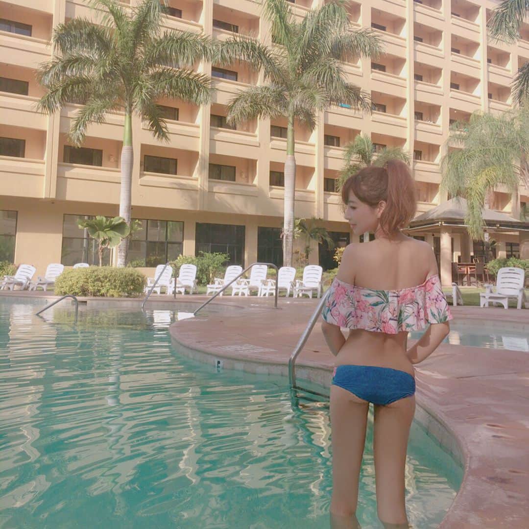青木りえさんのインスタグラム写真 - (青木りえInstagram)「🐠 🐠 🐠 @dress_sugar 👙 朝からプールに行ったよ🏝 #朝イチ で☀️ #プール 行ったり👙 #アイス 食べに行ったり🍨 #お買い物 して👜 #ビュッフェ  食べたり😄w #たくさん遊んだー 👭💕 #花粉 も無いし #過ごしやすかった ❤️ 着てる水着は、去年のものだけど柄も可愛いしお気に入り😊 #春休みの思い出 🌼 #👙」4月11日 21時31分 - aokirie0418