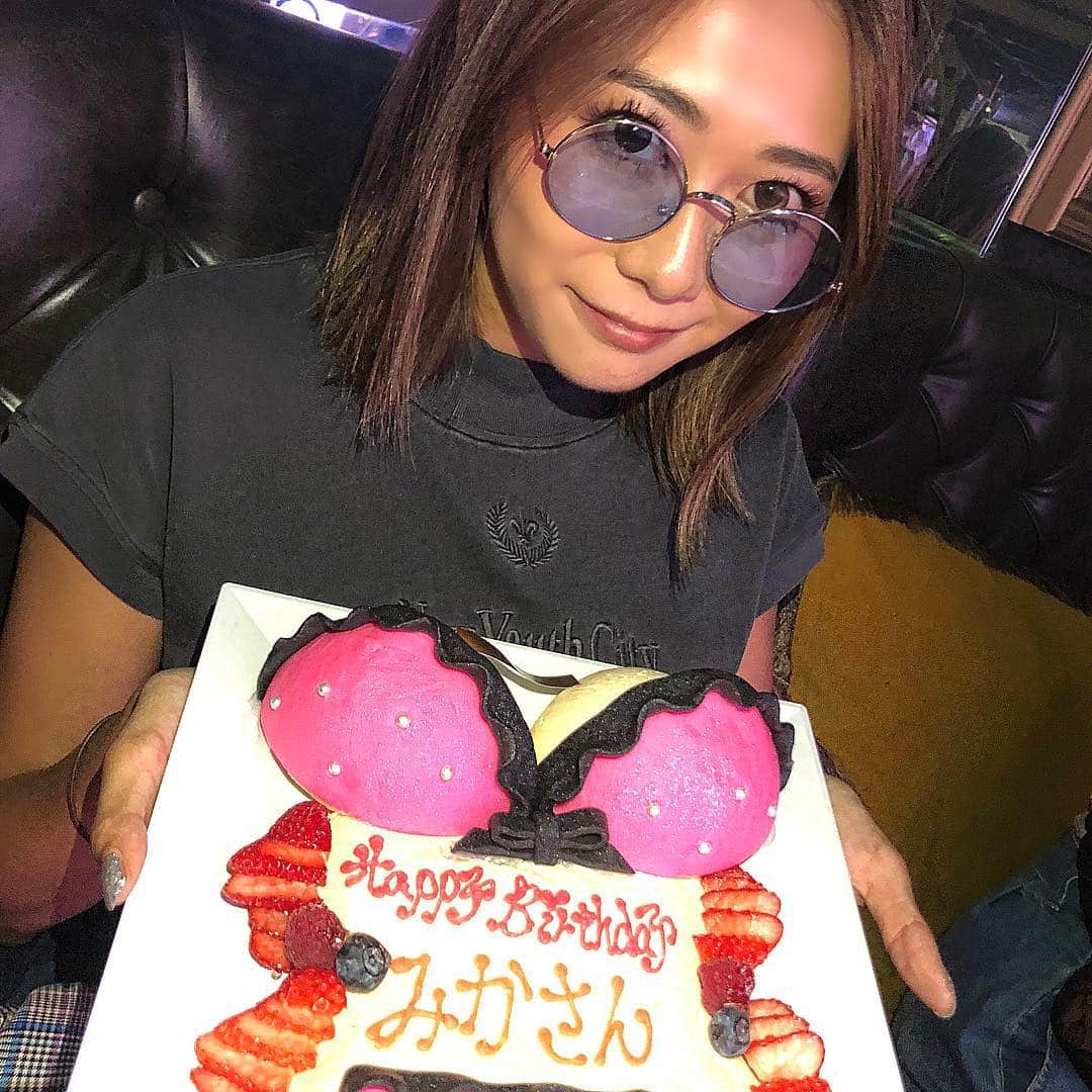 のインスタグラム：「#バーレスク東京 のbirthday cakeはビキニ型👙. おっぱいの部分の中に桃のゼリー入ってて美味しかった🍑. 普段ほぼケーキとか食べないけど４月はモリモリ食べる🤤🍰 #東京#tokyo#バーレスク#六本木#roppongi#burlesque#burlesquetokyo」