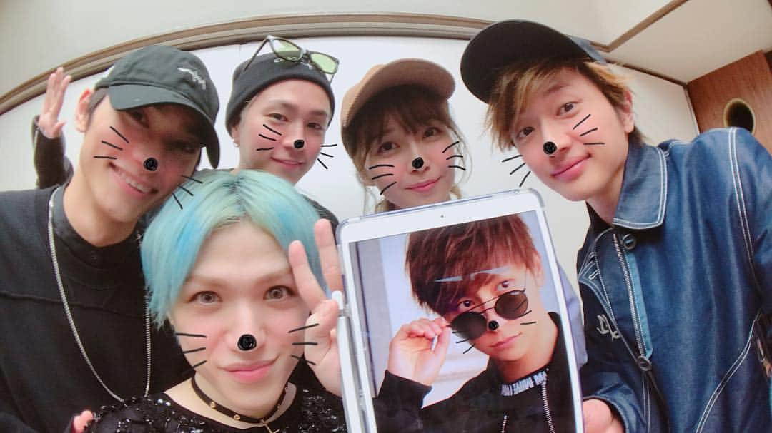 のインスタグラム：「. 秀太のツアーファイナルへ行ってきました！！ 最高でした！！ 一緒に早くライブしたいな。  #shutasueyoshi #jackinthebox #AAA #おつかれさま #真司郎はLAから応援📣」