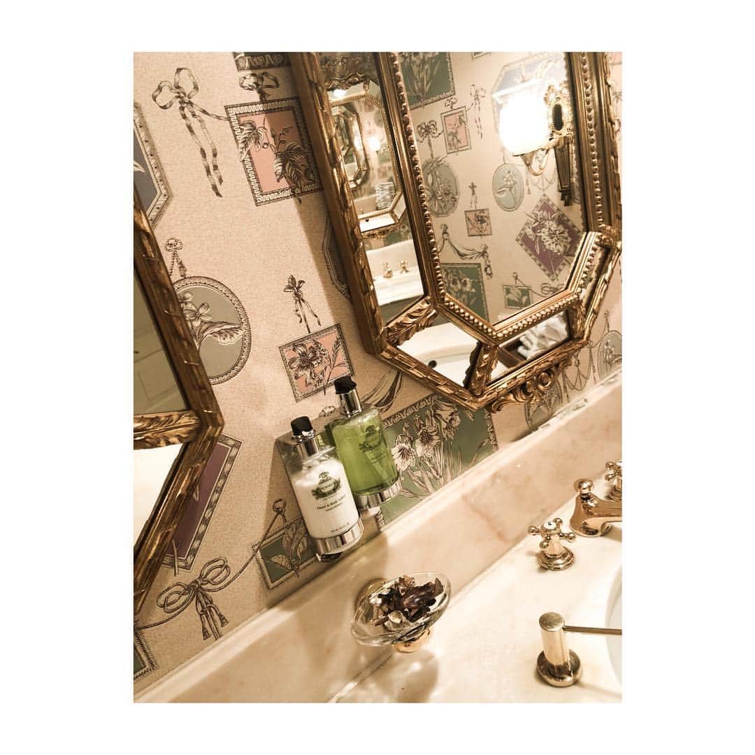 のインスタグラム：「I thought I just jump into jewely box✨💎🎀🎁 @amstelhotel  アムステルホテルのladies bathroom、宝石箱のなかに入っちゃったみたいな気持ちになった。 キラキラしててすごくドキドキした。一生忘れられない❤︎ #ThankYou #BestBD  #といってもお手洗いだよ。笑 #Amsterhotel #愛アムステルダム」