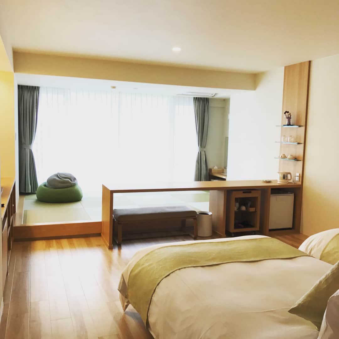 加藤千恵のインスタグラム：「旅行。豊橋で友だちに会ったあと（switchマリオカート楽しいな！）、蒲郡の宿へ。食事がかなり練られていてレベル高い。動けないほど食べた。もちろん温泉も満喫。」