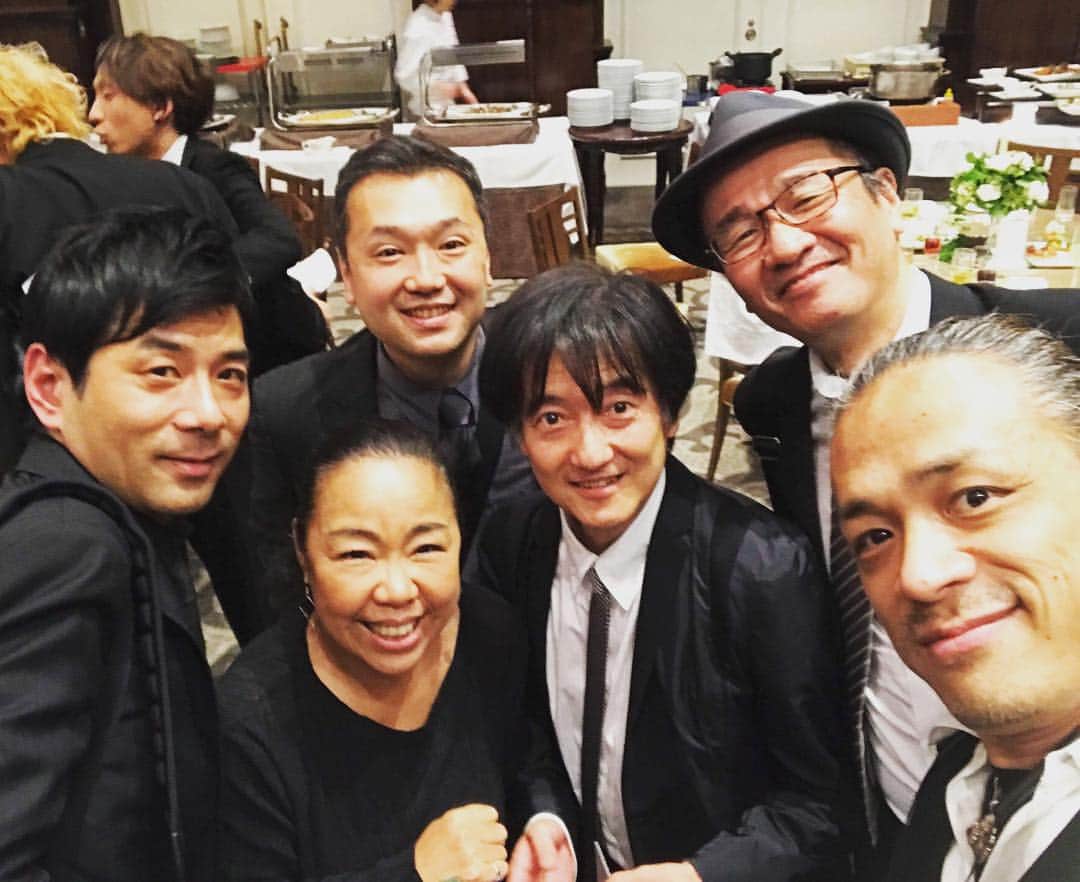 鈴木央紹のインスタグラム：「今日は友達の結婚パーティ。 おめでと！ テーブルはこんな豪華メンバーでした！」