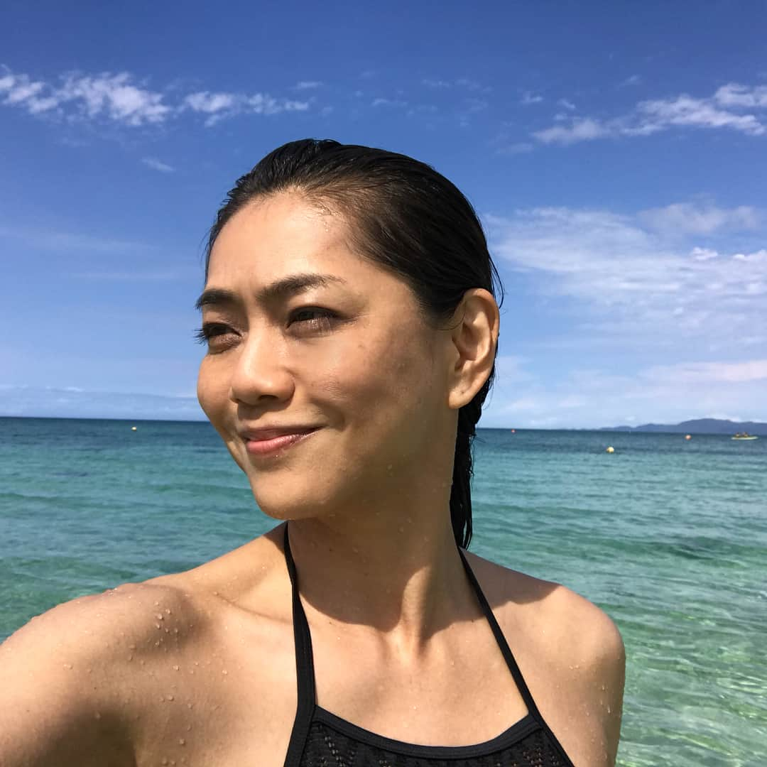 前田典子さんのインスタグラム写真 - (前田典子Instagram)「#透明度抜群 🏝👍 #サイコー！#春休み家族旅行 #眩しい🕶☀️ #日焼けも気になるけど海が好き❤️ #白砂#海#ビーチ @clubmed #クラブメッドカビラ」4月12日 10時36分 - maenorichang