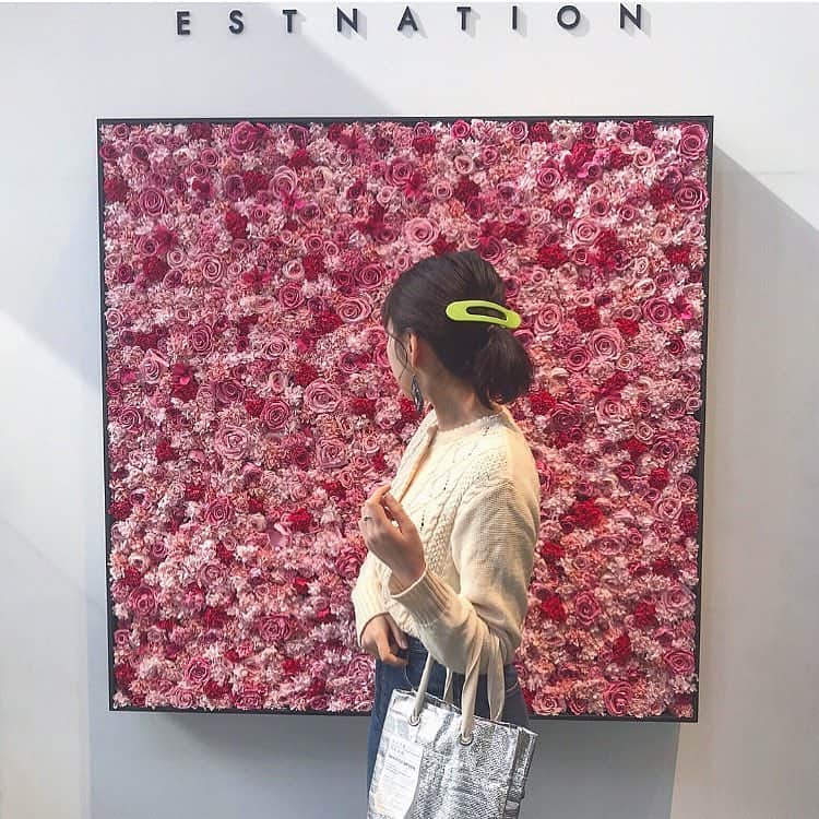 のインスタグラム：「. 神戸のESTNATION（エストネーション）のエントランスにある、お花の壁が春らしいピンクに…❤︎ . ついつい背景にして写真を撮りたくなってしまいますよね♩ 季節によってお花の種類が変わるので、要チェックです❤︎ . _____ ESTNATION 神戸店 open：11:00〜20:00 access：兵庫県神戸市中央区三宮町3-6-1神戸BAL ANNEX JR・阪神元町駅 徒歩3分 _____ . photo by @___ponmk2___ . #isuta#isutapic#flower#estnation  #イスタ#フラワー#エストネーション」