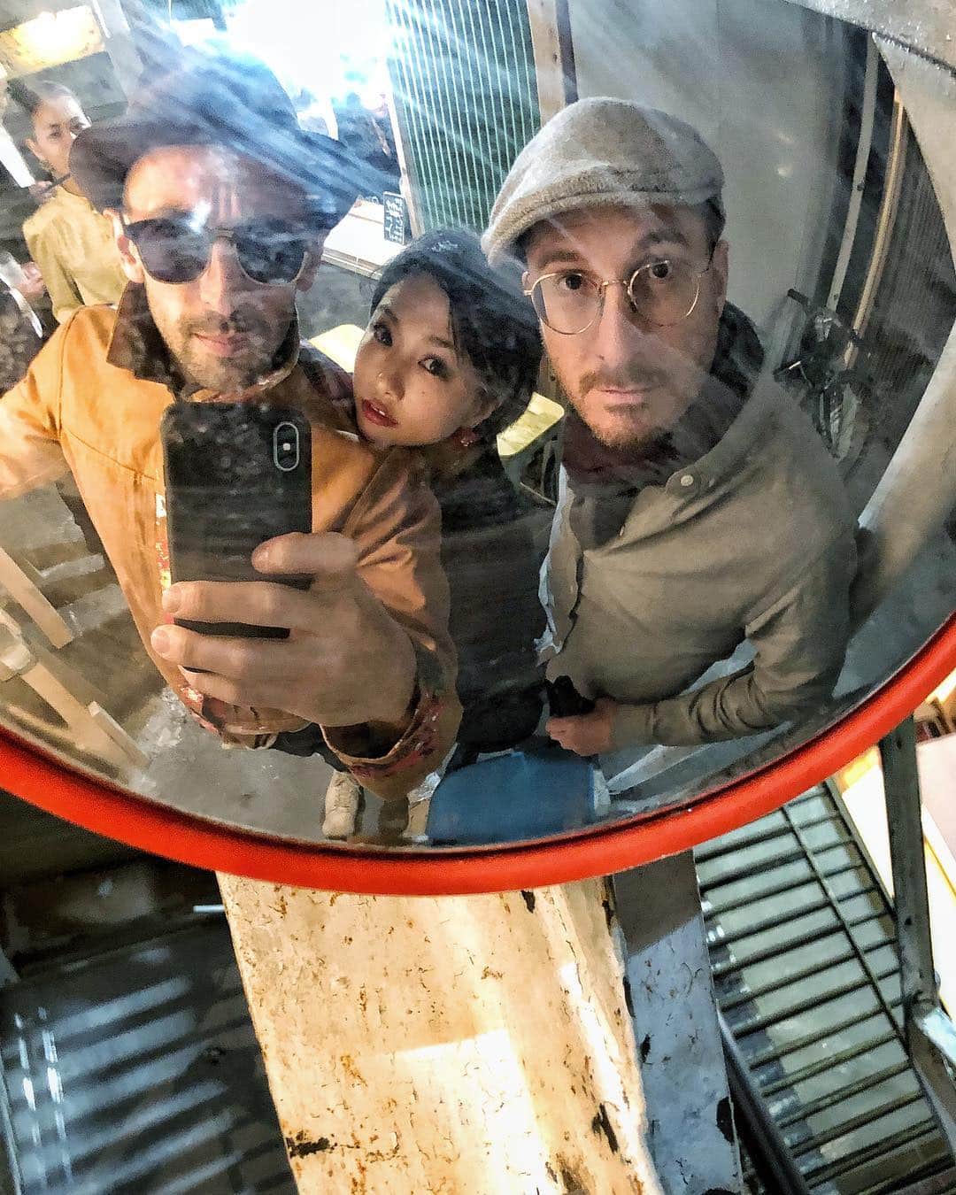 のインスタグラム：「Thank you for visiting Chim↑Pom studio in Tokyo. We are on Chim↑Pom street! @jr @darrenaronofsky  #jr #darrenaronofsky  #chimpom」
