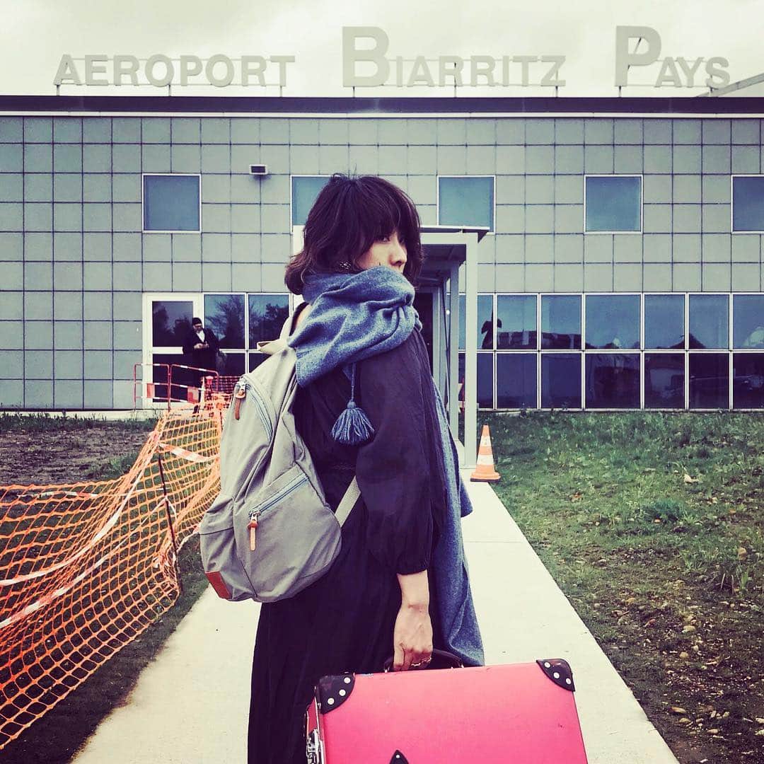 風間ゆみえのインスタグラム：「off to PARIS✈︎ 荷物が多いロケの移動は、両手が使えるようにリュックスタイル。今回の旅にはCARAVELのベージュのリュックを新調♡ #yumie_k_style」