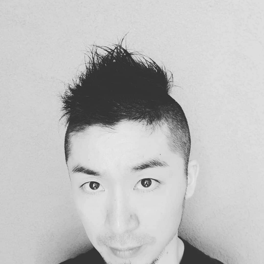 山本崇史のインスタグラム：「セルフカットを始めて約1年半。時間短縮&ちょっとだけ感覚がつかめてきたかも。 自分に合う美容師さんがいない問題解決😉  このモヒカンヘアを生み出してくれた、歴代ヘアメイクの藍野さん・佐藤さん・川井さんたちの技術は天下一品だったねやっぱ🐒 #セルフカット  #バリカン #3mm  #モヒカン」