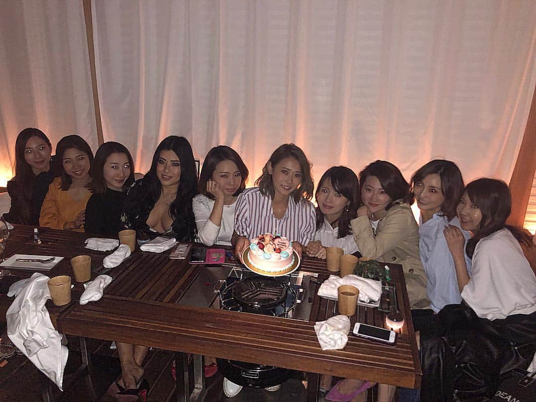 のインスタグラム：「みんなでお祝いしてくれた時の写真📷❤️. .  暗すぎてフラッシュあてたら目からビーム👀💥. テーブルからナプキンがだらーんってなってるのも私たちらしい😂. .  #東京#tokyo#表参道#omotesando#南青山#minamiaoyama#誕生日#誕生日会#birthdayparty#最高かよ」