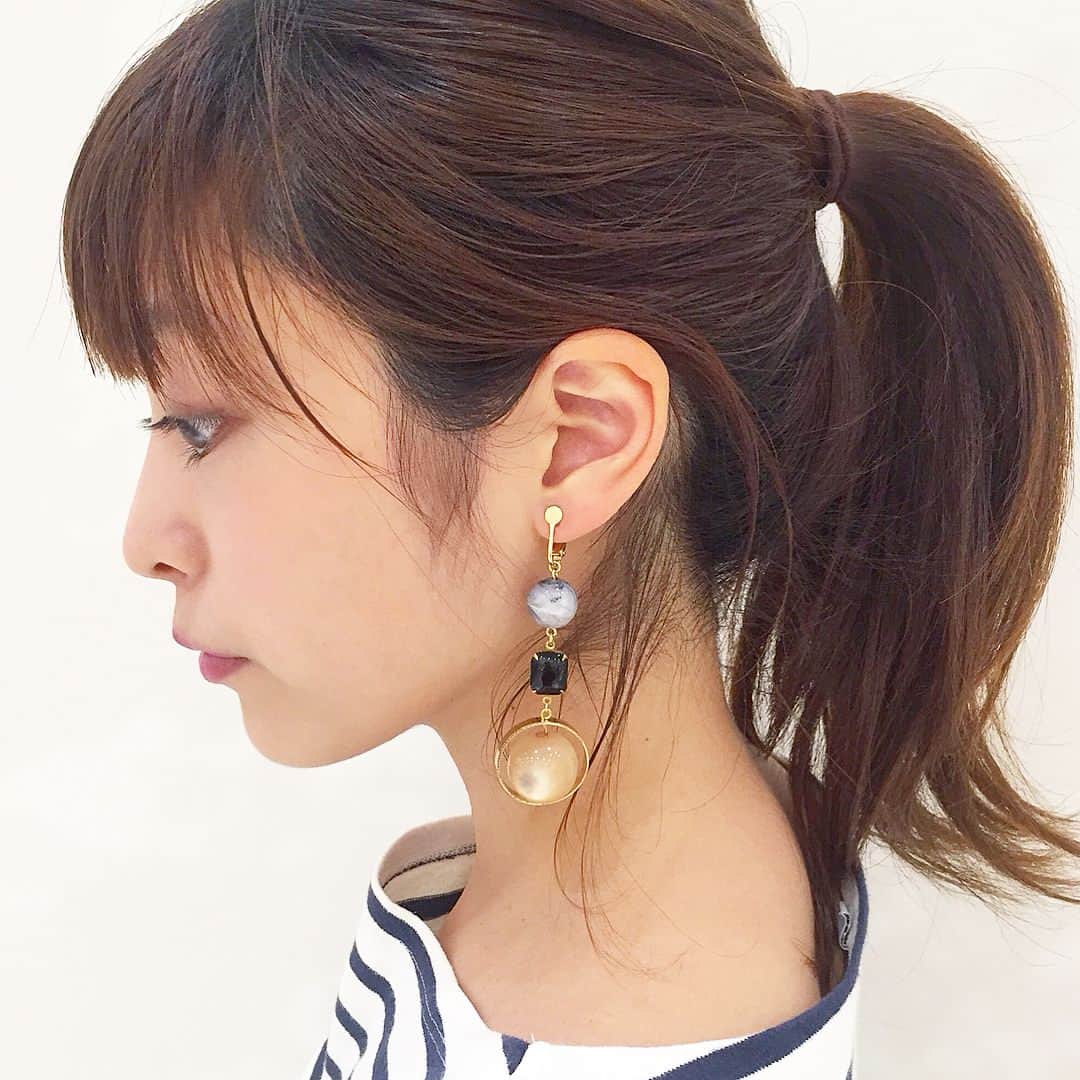 のインスタグラム：「タピエスタイル渋谷ヒカリエ店です。 本日は『Salah.tokyo』さんをご紹介します。 . 「make me lovely Accessories'」をコンセプトに、何気ない毎日に彩りを与えられるようなアクセサリーを作られています。 . 存在感のあるアクセサリーが、 シンプルなお洋服も華やかにしてくれます。 . ぜひ店頭にてお手に取ってご覧ください。 4/15までのご紹介です。 #salahtokyo #タピエスタイル #ハンドメイドアクセサリー #handmadeaccessory  #渋谷ヒカリエ  #渋谷ヒカリエshinqs #ヒカリエ #ハンドメイドピアス #ハンドメイドイヤリング ch」