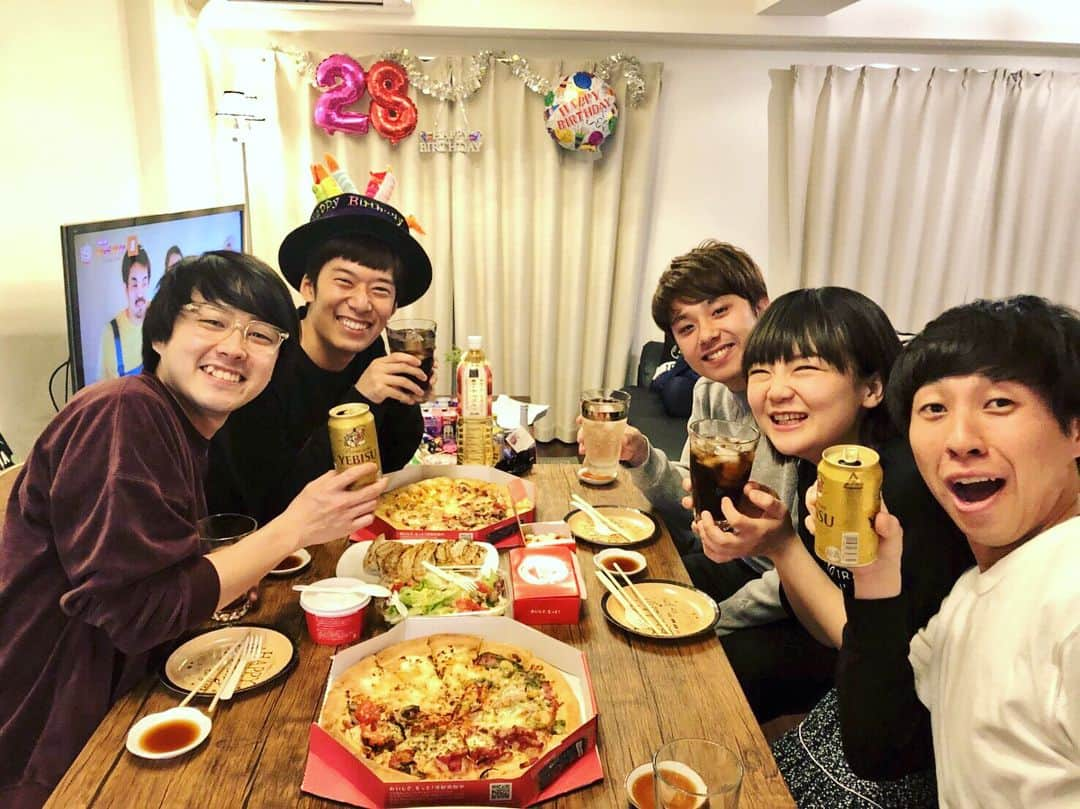 上田純樹さんのインスタグラム写真 - (上田純樹Instagram)「蛙亭岩倉サプライズ誕生日パーティー  #家に忍び込んで同期でお祝い #帽子被らせてもらった #後にピーナツも来た #笠谷と28の風船膨らましながらあいつも28かぁって考え深いものがありました #出会った時は20歳だった #めっちゃ写真笑っとる #おめで鯛」4月12日 19時13分 - raionerutousan