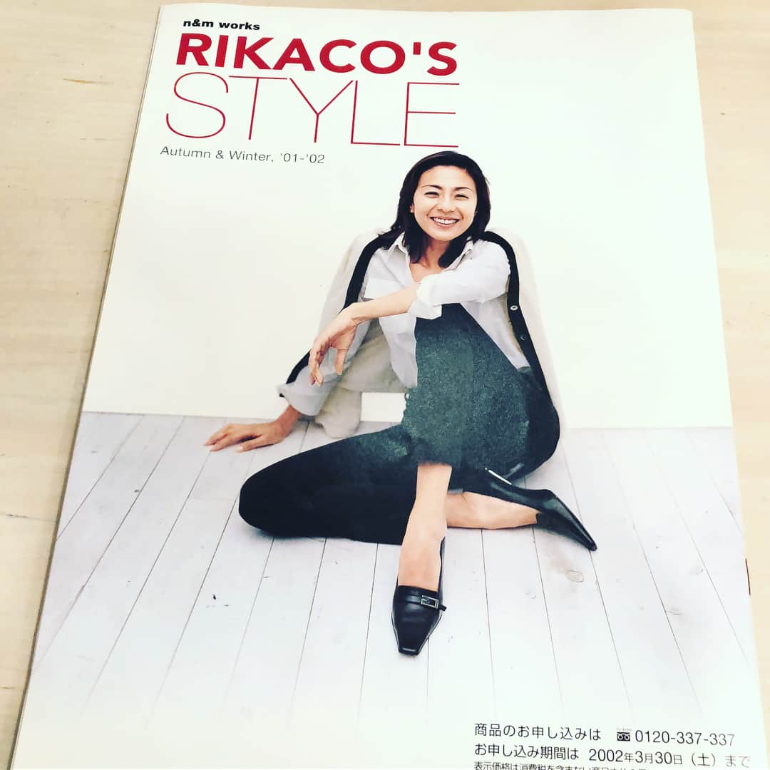 RIKACOさんのインスタグラム写真 - (RIKACOInstagram)「久しぶりになります！ここ何日かバタバタしていました🙃dinos  RIKACO'S STYLEのお知らせでコメントを寄せて下さった方々の中で本当に悲しい。寂しい。とのコメントを読んで私も素直に自分の気持ちを語ろうと思いました😉スタッフの方からRIKACO'Sの契約を終了したい。と報告があった時は倒れそうになりました！えーちょっと待ってよ！あまりにも突然で度肝を抜かれました！2001年〜2017までの長い道のり色々な開拓、努力が走馬灯のように流れ涙が出ました😉でもね私は使われの身でdinosさんのビジネスの考えが今後変わって行くならば仕方ない🙃長い間共にカタログ製作をして下さったスタッフさんも悲しい思いだと思う💔同じ気持ちだと…始まりがあれば必ず終わりは来る！分かっていた事だけど実際そんな事になるとショック😭でもポジティブにならなければ新しい道は開けない❗️これは何か意味があるはず❗️私に迫る来るこれからの人生のライフワークをもう一度見直して😉と神様からのお告げだと！悲しいけど前を向いてまた新しい事始めれば素敵な事が起こるはず❤️支えて下さったファンの皆様には本当に感謝しています❤️ 今日のpcは2001の初めてのカタログを載せました😉懐かしい❤️ ファッションがやっぱり大好き過ぎるな〜少し休憩して新しいファッションのお仕事考えます👍😘 #rikaco_fashion  #❤️」4月12日 19時53分 - rikaco_official